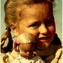 Mergaitė su lėle