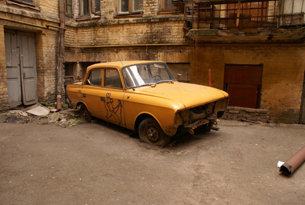 Senas geltonas automobilis