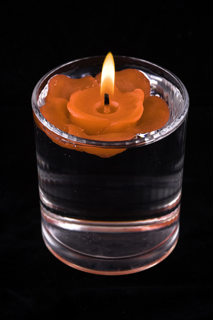 Žvakės žiedas vandenyje